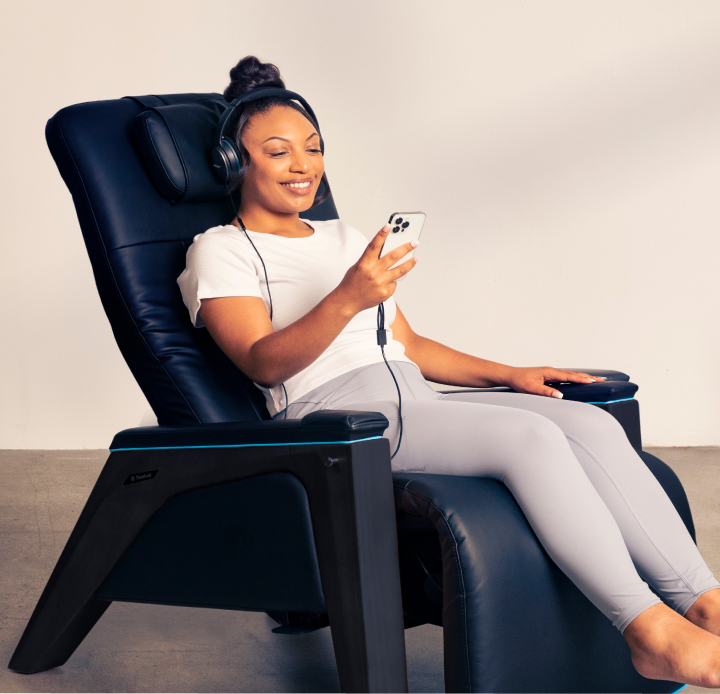 Woman using Therabody Lounger